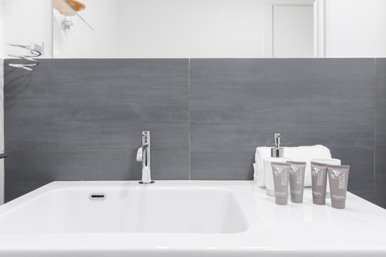Amoretti Apartment, 6 Persone, 3 Camere, 2 Bagni, Balcone, Wi-Fi, Metro B Monti Tiburtini Rome Buitenkant foto